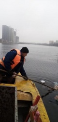 Астрахань: В городе с поверхности каналов собрали около двух тонн мусора
