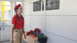 Саранск: В школе №1 города открыты мемориальная Доска и Парта Героя