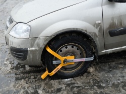 Казань: Блокировка колес машин без номеров освободила треть мест на муниципальных парковках города