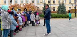 Нижний Новгород: Юрий Шалабаев познакомил ребят из Луганска с историей города во время экскурсии по Нижегородскому кремлю