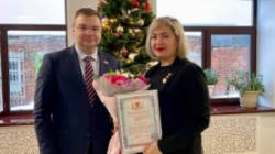 Пермь: Глава города Эдуард Соснин наградил волонтеров центра поддержки участников СВО и их семей «Помощь здесь»