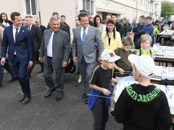 Казань: Рустам Минниханов и Ильсур Метшин посетили первую благоустроенную территорию по программе «Наш двор»
