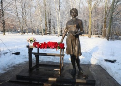 Самара: В городе открыли скульптурную композицию «Первый учитель»