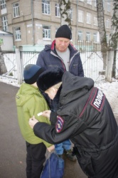 Самара: Сотрудники Госавтоинспекции города проводят  предновогоднюю  акцию под кодовым названием: «СветоПатруль». 