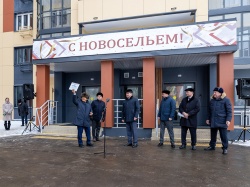 Казань: Р.Минниханов и И.Метшин приняли участие в церемонии заселения соципотечного дома для учителей