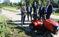 Оренбург: Коммунальный автопарк города пополнился мини-тракторами для покоса травы