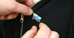 Ижевск: ​Ученицам ижевской школы № 93 вручили значки «Мой папа герой»