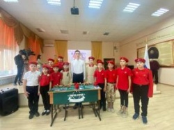 Астрахань: В астраханской школе № 4 открыли Парту Героя