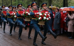 Ижевск: В городе возложили цветы к бюстам легендарного конструктора Михаила Калашникова и маршала Советского Союза Дмитрия Устинова