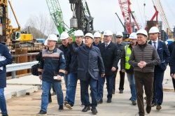 Нижнекамск: Через Каму - Рустам Минниханов ознакомился с ходом строительства моста в Нижнекамском районе