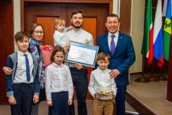 Нижнекамск: Молодым семьям вручили сертификаты на улучшение жилищных условий