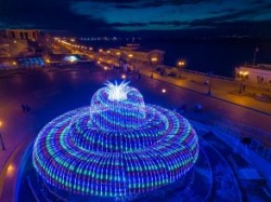 Астрахань: Самый большой в России светодинамический умный фонтан стал новым местом притяжения астраханцев