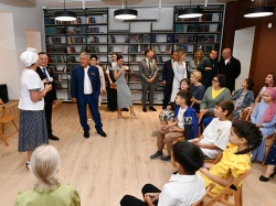 Казань: Р.Минниханов, И.Метшин и А.Розенбаум посетили первую в городе библиотеку с концертным залом