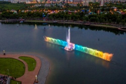 Уфа: Мультимедийный и плавает - в городе запустили новый фонтан