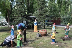Балаково: Творческий коллектив паркового хозяйства приступил к установке новых скульптур сказочных героев