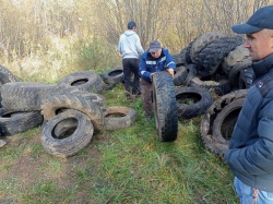 Киров: В городе убирают несанкционированные свалки шин