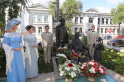 Самара: В городе открыли памятник семье Аксаковых