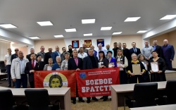 Балаково: Сергей Грачёв наградил балаковцев, оказывающих гуманитарную помощь бойцам 