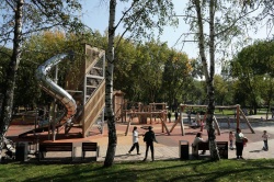 Самара: Губернатор Дмитрий Азаров проинспектировал благоустроенный парк «Молодежный» и передал бойцам СВО партию спецтехники