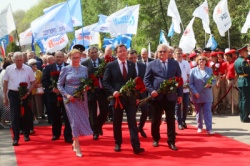 Самара: В городе прошла торжественная церемония возложения цветов к мемориальному комплексу «Город трудовой доблести»