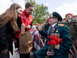 Казань: Военная техника и ретроавтомобили, песни и военный вальс - в городе поздравили ветеранов войны