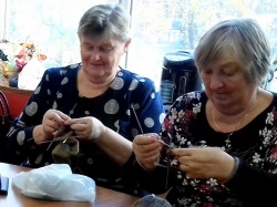 Нижнекамск: Нижнекамские рукодельницы вяжут носки участникам СВО