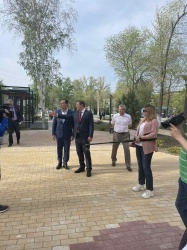 Новокуйбышевск: Дмитрий Азаров вместе с Сергеем Марковым посетили Бардовский сквер