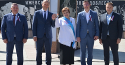 Ижевск: Новая традиция столицы Удмуртии - у стелы «Город трудовой доблести» вручили знаки отличия «Почетный гражданин города Ижевска»