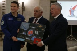 Волгоград: Космонавт привез в город-герой флаг Волгоградской области, побывавший в космосе