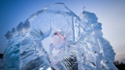 Пермь: Ледовую выставку «Зимнего вернисажа» в городе дополнила скульптура «Сердце Пармы»
