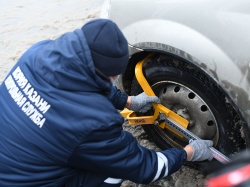 Казань: Блокировка колес машин без госномеров позволила увеличить на треть число свободных мест на муниципальных парковках города