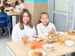 Казань: С 1 сентября учащиеся города смогут самостоятельно выбирать ингредиенты для салатов в школьных столовых
