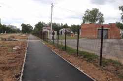 Ульяновск: Для жителей Заволжского района в сторону ЦГКБ завершают устройство тротуара: новая пешеходная зона появится благодаря поддержке велодвижения в городе