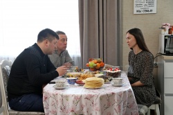 Уфа: В праздничный день Ратмир Мавлиев навестил членов семей участников СВО.