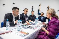 Уфа: Мэр города Ратмир Мавлиев посетил музыкальную школу, открытую инвесторами
